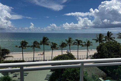Condominio en venta en Hollywood, Florida, 2 dormitorios, 112.23 m2 № 1941457 - foto 14