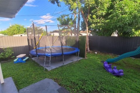 House in Miami, Florida 3 bedrooms, 160.91 sq.m. № 1948898 - photo 25