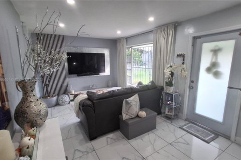 House in Miami, Florida 3 bedrooms, 160.91 sq.m. № 1948898 - photo 15