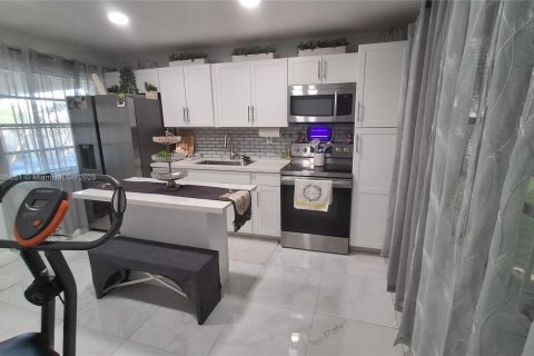 House in Miami, Florida 3 bedrooms, 160.91 sq.m. № 1948898 - photo 17