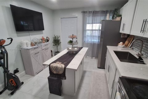 House in Miami, Florida 3 bedrooms, 160.91 sq.m. № 1948898 - photo 18