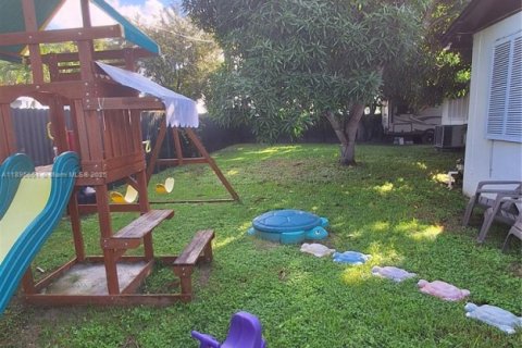 House in Miami, Florida 3 bedrooms, 160.91 sq.m. № 1948898 - photo 28