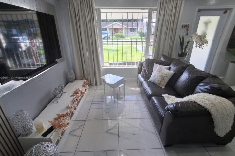 House in Miami, Florida 3 bedrooms, 160.91 sq.m. № 1948898 - photo 12