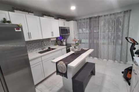 House in Miami, Florida 3 bedrooms, 160.91 sq.m. № 1948898 - photo 19