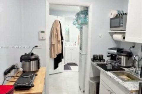 House in Miami, Florida 3 bedrooms, 160.91 sq.m. № 1948898 - photo 24