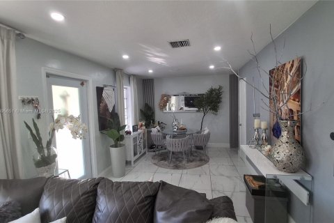 House in Miami, Florida 3 bedrooms, 160.91 sq.m. № 1948898 - photo 9