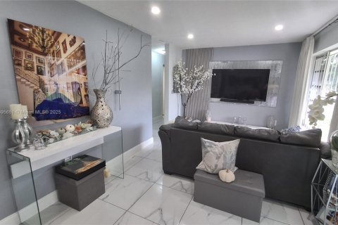 House in Miami, Florida 3 bedrooms, 160.91 sq.m. № 1948898 - photo 11