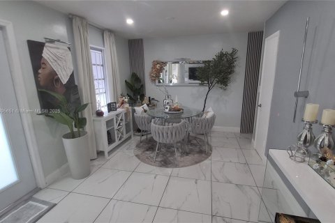 House in Miami, Florida 3 bedrooms, 160.91 sq.m. № 1948898 - photo 13