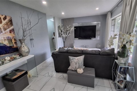 House in Miami, Florida 3 bedrooms, 160.91 sq.m. № 1948898 - photo 14