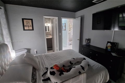 House in Miami, Florida 3 bedrooms, 160.91 sq.m. № 1948898 - photo 1