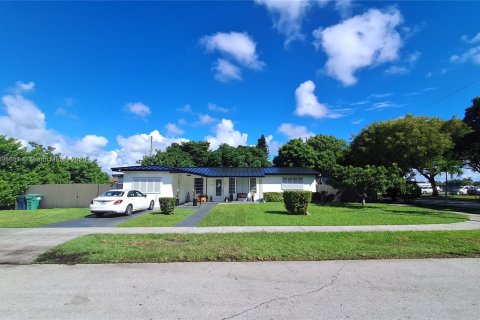 Купить виллу или дом в Майами, Флорида 4 спальни, 160.91м2, № 1948898 - фото 1