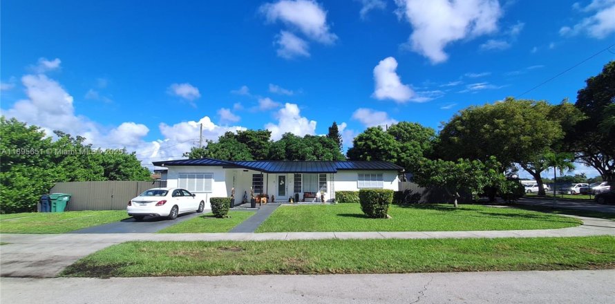 Дом в Майами, Флорида 4 спальни, 160.91м2 № 1948898