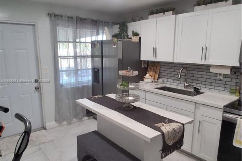 House in Miami, Florida 3 bedrooms, 160.91 sq.m. № 1948898 - photo 23