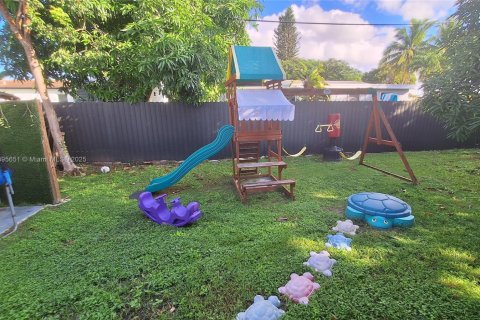 House in Miami, Florida 3 bedrooms, 160.91 sq.m. № 1948898 - photo 26