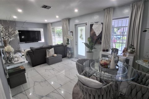 House in Miami, Florida 3 bedrooms, 160.91 sq.m. № 1948898 - photo 10