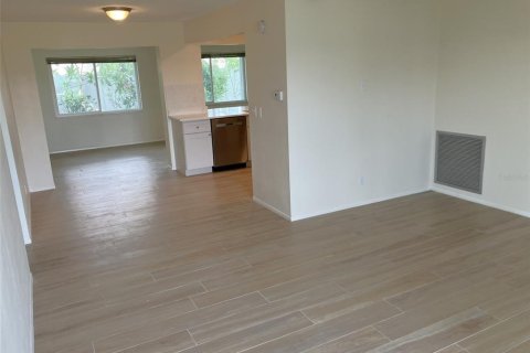 Condo in Pinellas Park, Florida, 2 bedrooms № 2197983 - photo 10