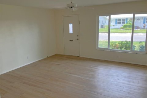 Condo in Pinellas Park, Florida, 2 bedrooms № 2197983 - photo 11