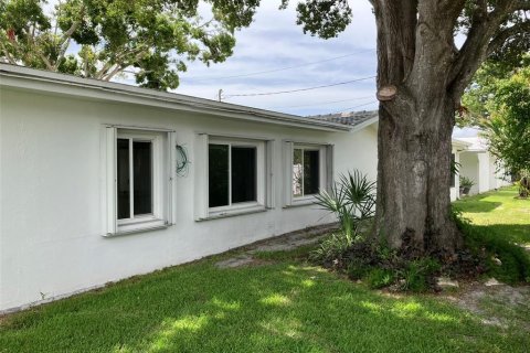 Condo in Pinellas Park, Florida, 2 bedrooms № 2197983 - photo 24