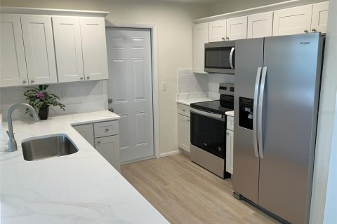 Condo in Pinellas Park, Florida, 2 bedrooms № 2197983 - photo 7