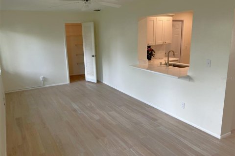 Condo in Pinellas Park, Florida, 2 bedrooms № 2197983 - photo 12