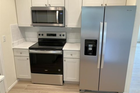 Condo in Pinellas Park, Florida, 2 bedrooms № 2197983 - photo 5