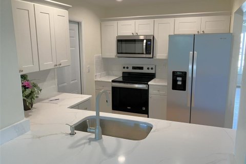 Condo in Pinellas Park, Florida, 2 bedrooms № 2197983 - photo 4