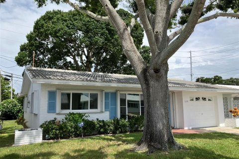 Condo in Pinellas Park, Florida, 2 bedrooms № 2197983 - photo 2