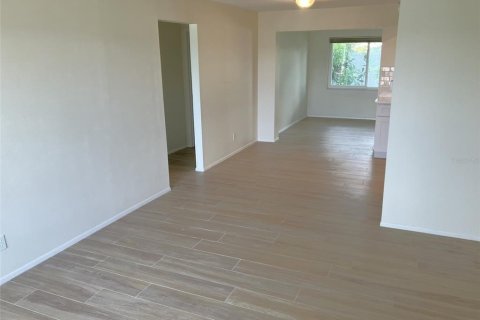 Condo in Pinellas Park, Florida, 2 bedrooms № 2197983 - photo 9