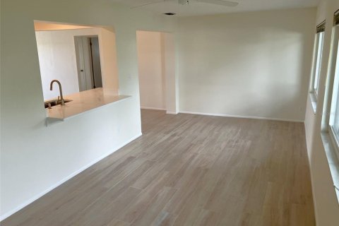 Condo in Pinellas Park, Florida, 2 bedrooms № 2197983 - photo 13