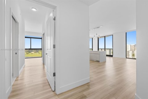 Apartment in Hallandale Beach, Florida 2 bedrooms, 137.77 sq.m. № 2002979 - photo 20