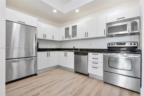 Condo in Miami, Florida, 1 bedroom  № 2043148 - photo 4