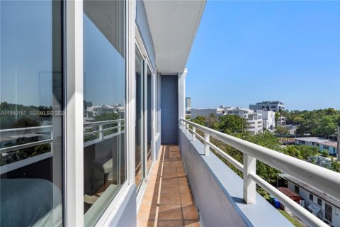 Condo in Miami, Florida, 1 bedroom  № 2043148 - photo 9