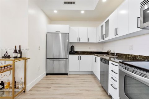 Condo in Miami, Florida, 1 bedroom  № 2043148 - photo 5