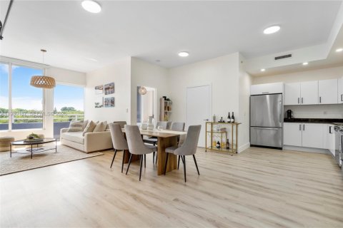 Condo in Miami, Florida, 1 bedroom  № 2043148 - photo 3