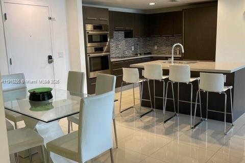 Condominio en alquiler en Doral, Florida, 2 dormitorios, 99.96 m2 № 1973032 - foto 1