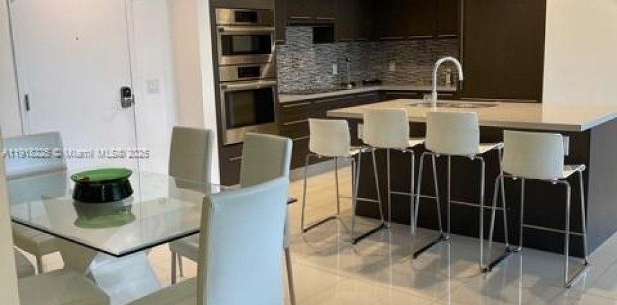 Condominio en Doral, Florida, 2 dormitorios № 1973032