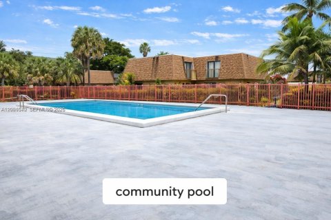 Condo in Hialeah, Florida, 2 bedrooms  № 2086646 - photo 14