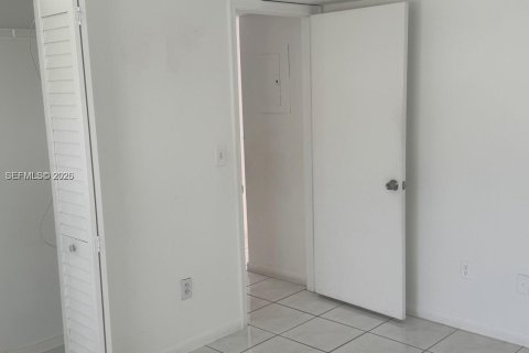 Condo in Hialeah, Florida, 2 bedrooms  № 2086646 - photo 10