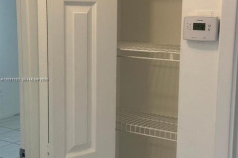 Condo in Hialeah, Florida, 2 bedrooms  № 2086646 - photo 11