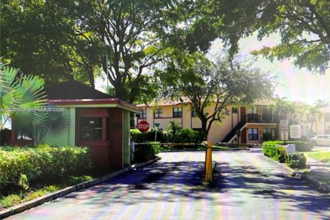 Condo in Hialeah, Florida, 2 bedrooms  № 2086646 - photo 9