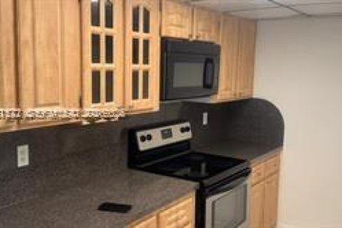 Condo in Hialeah, Florida, 2 bedrooms  № 2086646 - photo 12