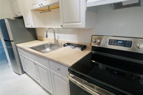 Propiedad comercial en venta en Fort Lauderdale, Florida, 122.63 m2 № 1990451 - foto 16