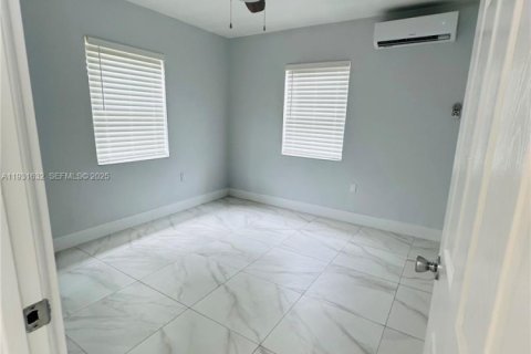 Propiedad comercial en venta en Fort Lauderdale, Florida, 122.63 m2 № 1990451 - foto 13