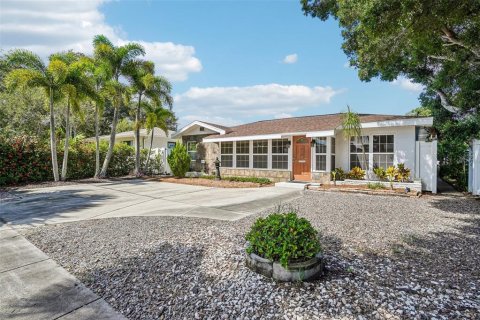 House in Saint Petersburg, Florida 3 bedrooms, 137.03 sq.m. № 2361484