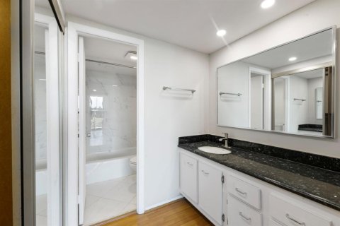 Condo in Hollywood, Florida, 2 bedrooms № 2193280 - photo 11