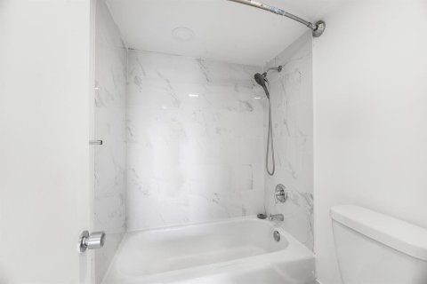 Condo in Hollywood, Florida, 2 bedrooms № 2193280 - photo 12