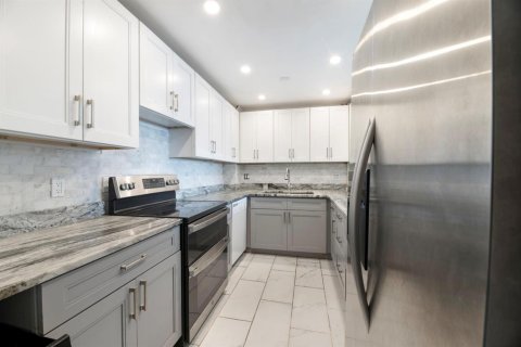 Condo in Hollywood, Florida, 2 bedrooms № 2193280 - photo 2