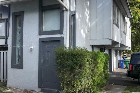 Condominio en venta en Lauderhill, Florida, 3 dormitorios, 100.33 m2 № 1977682 - foto 2