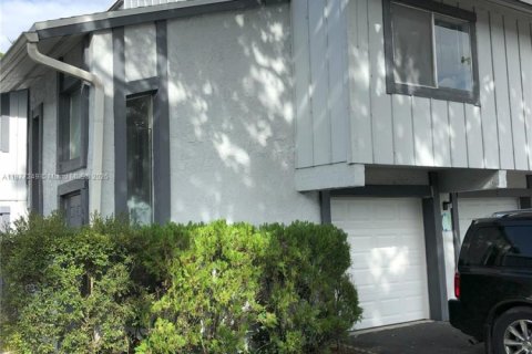 Condominio en venta en Lauderhill, Florida, 3 dormitorios, 100.33 m2 № 1977682 - foto 1