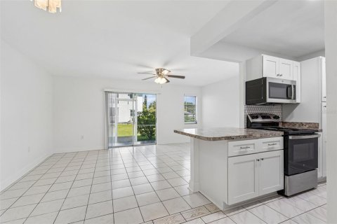 Condo in Clearwater, Florida, 1 bedroom № 2237698 - photo 3